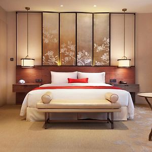 Zimmer mit Kingsize-Bett